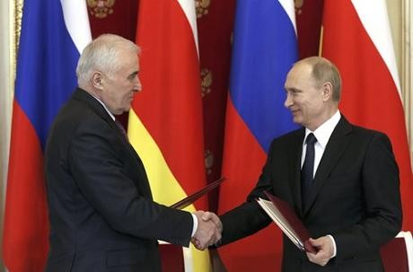 Tổng thống Putin vừa ký kết hiệp ước an ninh với lãnh đạo chính quyền Nam Ossetia, Leonid Tibilov. 