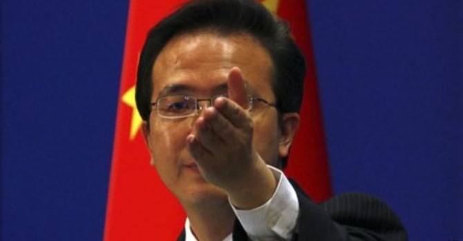 Phát ngôn viên Bộ Ngoại giao Trung Quốc, Hồng Lỗi, ngày 20/3 tuyên bố ‘Chúng tôi hy vọng Mỹ sẽ tôn trọng nghiêm ngặt cam kết không đứng về bên nào trong các tranh chấp chủ quyền lãnh thổ’. Ảnh AFP