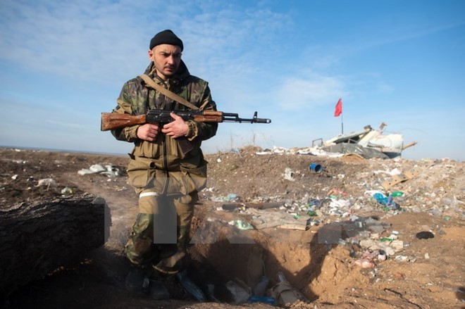 Người lính ly khai miền đông Ukraine làm nhiệm vụ tại làng Frunze thuộc vùng Lugansk. (Nguồn: AFP/TTXVN)