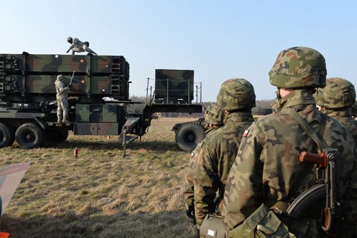 Binh sĩ Mỹ lặp đặt bệ phóng tên lửa Patriot ở Sochaczew, Ba Lan ngày 21/3, một phần trong cuộc tập trận chung giữa Ba Lan và Mỹ. Ảnh: AFP/TTXVN