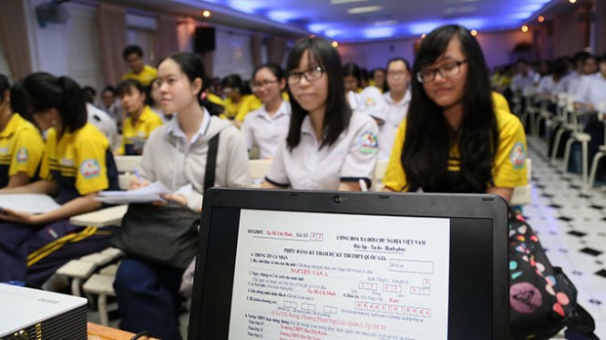 Học sinh Trường THPT Bùi Thị Xuân, Q.1, TP.HCM trong lần nghe hướng dẫn ghi hồ sơ dự thi THPT quốc gia - Ảnh: Như Hùng