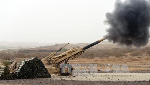 Đại bác của quân đội Saudi Arabia nã pháo về phía Yemen. Ảnh: AFP/TTXVN