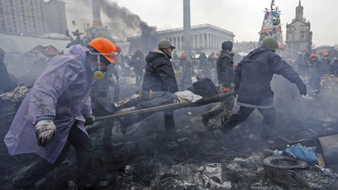 Một người bị thương trong cuộc đụng độ tháng 2/2014 tại Quảng trường Maidan. Ảnh: Reuters