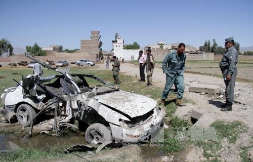 Cảnh sát Afghanistan điều tra tại hiện trường vụ đánh bom ở Nangarhar. Ảnh: THX-TTXVN
