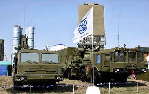 Hệ thống phòng không S-400 Triumf  trong một cuộc triển lãm thiết bị quân sự tại Nga. Ảnh: Army-technology