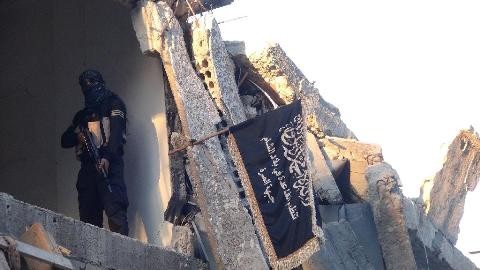 Một phần tử Mặt trận al-Nusra canh gác tại một ngôi nhà đổ nát ở Damascus. Ảnh: AFP 