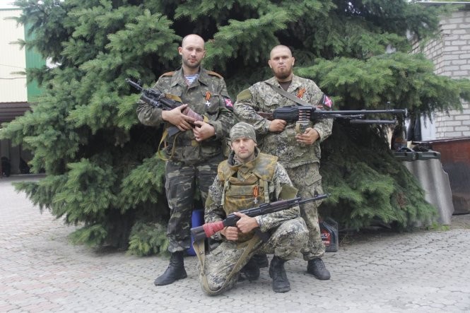 Ba tay súng người Hungary nhận huy chương St. George từ lực lượng ly khai ở Ukraine - Ảnh: politicalhotware.com