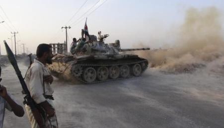Xe tăng của lực lượng ủng hộ chính phủ chiến đấu với phiến quân Houthi tại Aden, Yemen. Ảnh: Reuters 