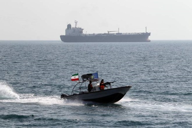 Một tàu chở hàng đã cầu cứu khi bị hải quân Iran nổ súng cảnh cáo và chặn lại khi đang ở hải phận quốc tế.