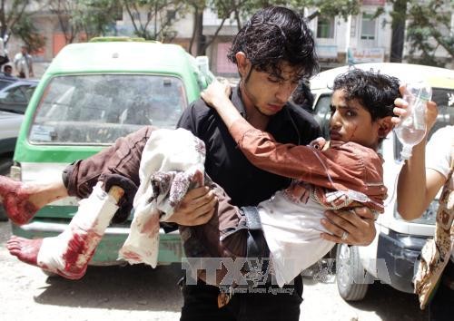 Người dân Yemen bị thương trong một cuộc giao tranh giữa lực lượng ủng hộ Tổng thống Hadi và phiến quân Houthi tại Taez ngày 26/4. Ảnh: AFP/TTXVN