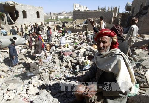 Những căn nhà bị sập sau các vụ oanh tạc của liên quân chống phiến quân Houthi tại Sanaa. AFP/ TTXVN