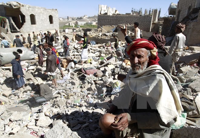 Cảnh đống đổ nát của những căn nhà bị sập sau các vụ oanh tạc của liên quân chống phiến quân Houthi tại Sanaa. (Nguồn: AFP/TTXVN)