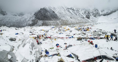 Trại xuất phát ở Everest bị chôn vùi sau trận lở tuyết. Ảnh: Reuters