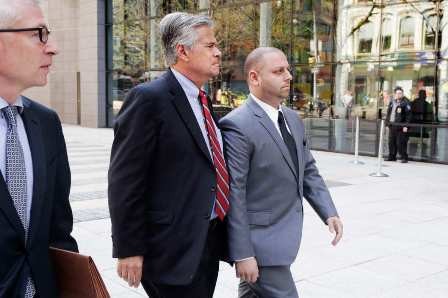 Ông Dean Skelos, 67 tuổi, và con trai Dean Skelos, 32 tuổi, trên đường đến đầu thú tại một văn phòng của FBI ở Manhattan.