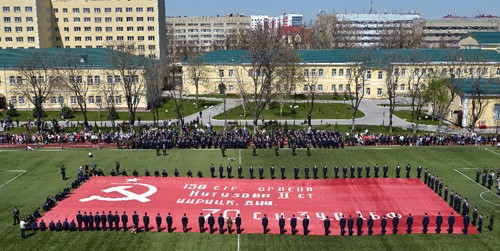 Lá cờ Chiến thắng khổng lồ dài 17,5 m, rộng 40 m được trưng bày tại thành phố Stavropol, miền nam nước Nga nhân kỷ niệm 70 năm ngày chiến thắng phát xít Đức. Ảnh: AFP - ttxvn
