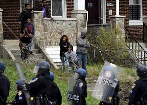 Bạo động tại thành phố Baltimore khiến nhiều cảnh sát bị thương.