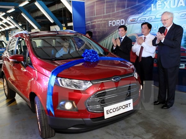 Đại sứ Mỹ tại Việt Nam David Shear và lãnh đạo một số bộ, ngành tại lễ ra mắt xe Ford EcoSport ngày 27/6/2014. (Ảnh: Trần Việt/TTXVN)