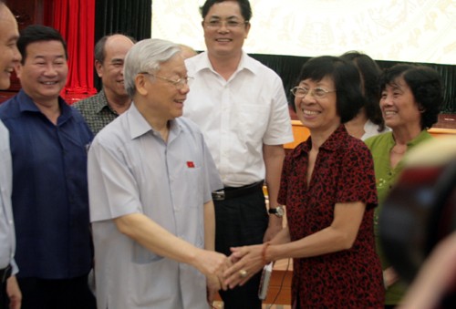 Tổng bí thư Nguyễn Phú Trọng trò chuyện với cử tri Hoàn Kiếm. Ảnh: Võ Hải.