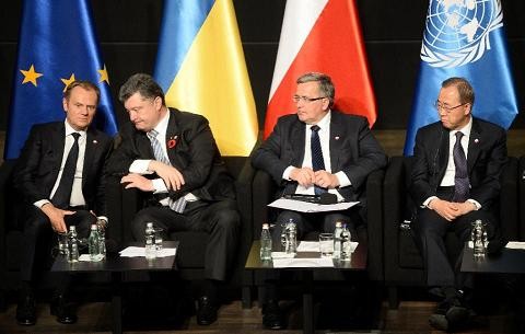 Tổng thống Poroshenko ngồi thứ hai từ trái sang. 