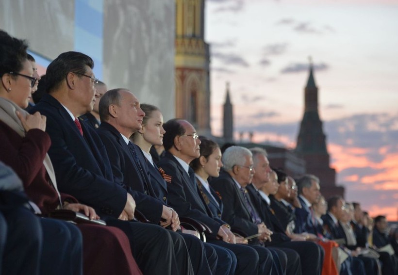 Tổng thống Nga Vladimir Putin và các nhà lãnh đạo trên thế giới tham dự lễ duyệt binh ngày 9/5. Ảnh: AFP/ TTXVN