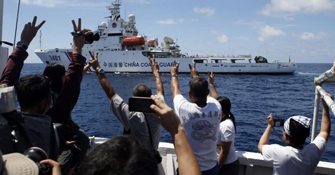 Tàu Tuần duyên Trung Quốc đang tìm cách cắt đường tàu tiếp tế Philippines. Ảnh của phóng viên Reuters trên tàu Philippines. 