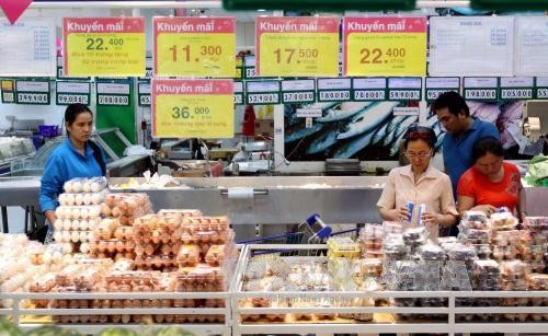 Người tiêu dùng mua hàng bình ổn thị trường tại hệ thống siêu thị Saigon Co.op – TP.Hồ Chí Minh. Ảnh: Thanh Vũ – TTXVN