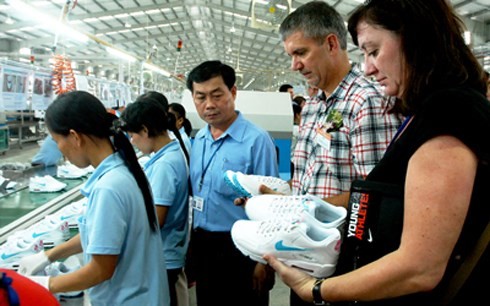 Kiểm tra chất lượng tại một nhà máy của Nike ở Việt Nam. (Ảnh: vibonline.com.vn)