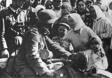 Người Ukraine chào đón quân phát xít Đức trong thời Thế chiến 2. 