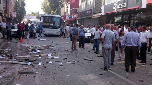 Hiện trường vụ nổ bom ở trụ sở HDP, thành phố Mersin. Ảnh: AFP