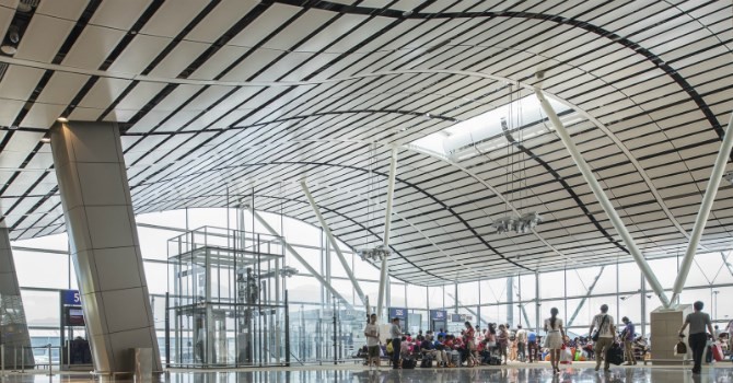 Mái vòm uốn lượn đặc trưng của Sân bay quốc tế Hong Kong. Ảnh: aedas