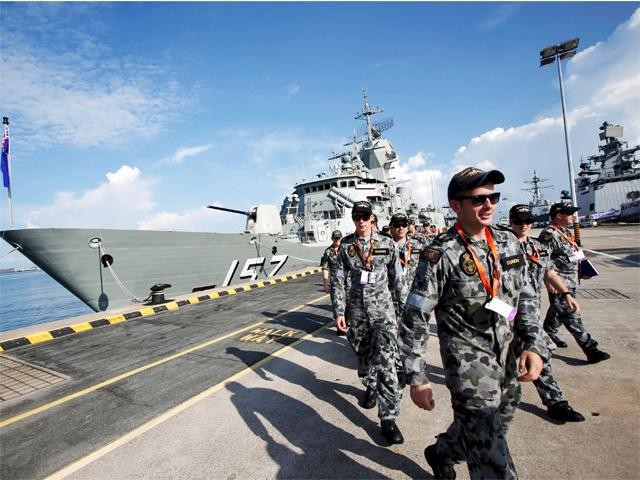 Hơn 180 công ty và phái đoàn từ 40 nước tham gia triển lãm Quốc phòng Hàng hải Quốc tế (IMDEX) từ ngày 19 đến 21/5. Trong ảnh, hải quân Australia đi lại gần tàu khu trục nhỏ HMAS Perth lớp Anzac của nước này đỗ tại Singapore. Ảnh: Reuters