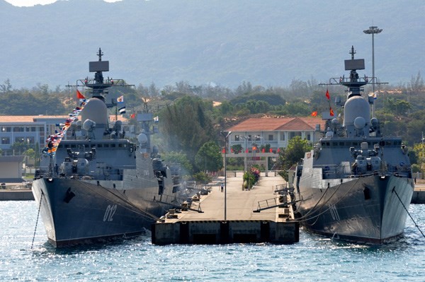 Chiến hạm Đinh Tiên Hoàng (phải) và Lý Thái Tổ (trái), lớp tàu hộ tống tên lửa Gepard 3.9 do Nga đóng, neo đậu trong Vịnh Cam Ranh, vịnh chiến lược ở Biển Đông và Thái Bình Dương - Ảnh: Mai Thanh Hải