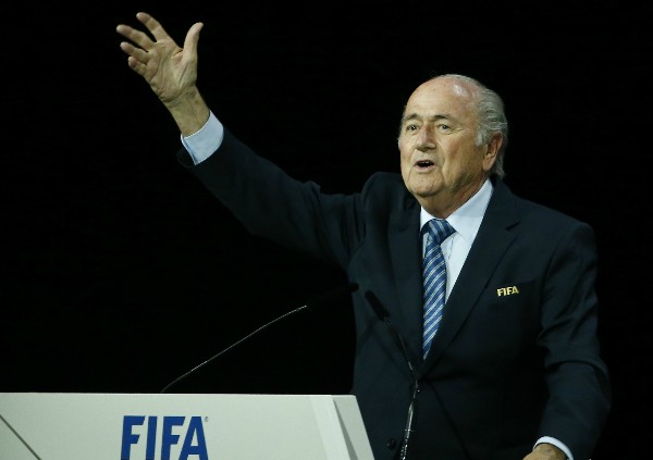Chủ tịch FIFA chịu nhiều áp lực trong hai ngày qua vì bê bối tham nhũng. Ảnh: Reuters.