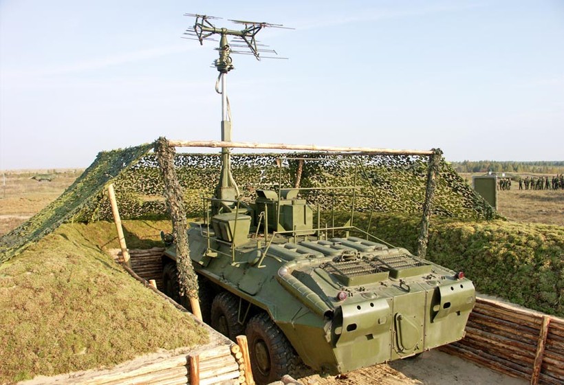 Tổ hợp tác chiến điện tử 1L262 “RTut – BM” trên thân xe BTR bánh hơi