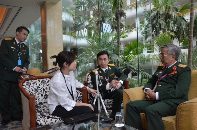 Thượng tướng Nguyễn Chí Vịnh trả lời phỏng vấn báo Asahi Shimbun (Nhật) - Ảnh: Quỳnh Trung