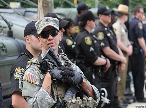 Cảnh sát và vệ binh cộng hòa Mỹ ngăn chặn người biểu tình ở thành phố Baltimore 