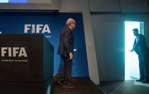 Blatter ra về sau tuyên bố từ chức, phát đi từ trụ sở FIFA ở Zurich. Ảnh:AFP.