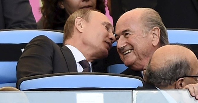 Tổng thống Nga Vladimir Putin (T) nói chuyện với Chủ tịch FIFA Sepp Blatter trong trận chung kết Đức - Achentina World Cup 2014, sân vận động Maracana, Rio de Janeiro, 13/06/2014. REUTERS
