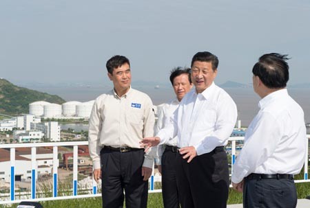 Chủ tịch Tập Cận Bình kiểm tra kho chứa dầu tại Aoshan, một phần của chương trình thanh tra ba ngày tại tỉnh Chiết Giang từ tháng 25-27. (Photo / Xinhua)