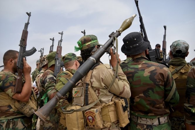 Binh sĩ Iraq tập trung ở ngoại ô Baiji - Ảnh: Reuters
