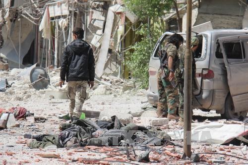 Thi thể binh sĩ Chính phủ Syria thiệt mạng trong các cuộc giao tranh với phiến quân cực đoan. Ảnh: AFP/TTXVN