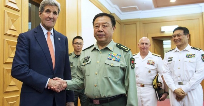 Tướng Phạm Trường Long, Phó chủ tịch quân ủy Trung ương Trung Quốc ( phải) và Ngoại trưởng Mỹ John Kerrey tại Bắc Kinh ngày 16/5/2015 - REUTERS/Saul Loeb/Pool.