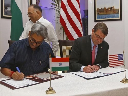 Hai bộ trưởng Manohar Parrikar và Ashton Carter ký kết thỏa thuận hợp tác quốc phòng