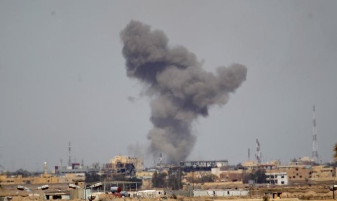 Khói bốc lên từ một tòa nhà ở Tikrit, Iraq, sau một đợt không kích của liên quân do Mỹ dẫn đầu - Ảnh: Reuters
