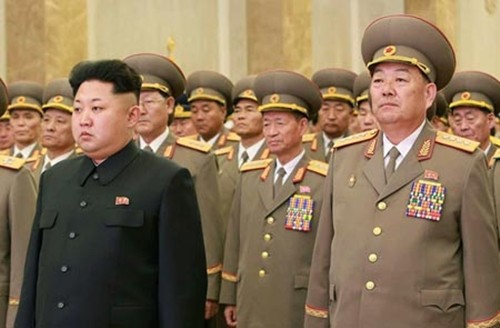 Lãnh đạo Triều Tiên Kim Jong-un (trái) và Bộ trưởng Quốc phòng Hyon Yong-chol tại một sự kiện hôm 16/2 ở Bình Nhưỡng. Ảnh: CFP