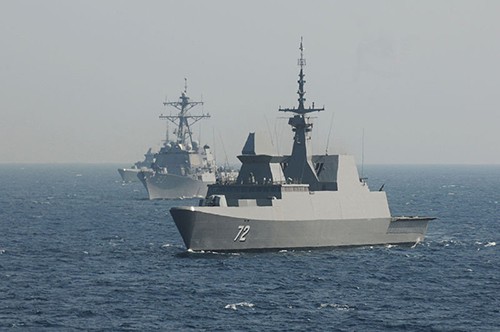 Hải quân Mỹ và Singapore trong một cuộc tập trận CARAT trên Biển Đông. Ảnh: Wikipedia