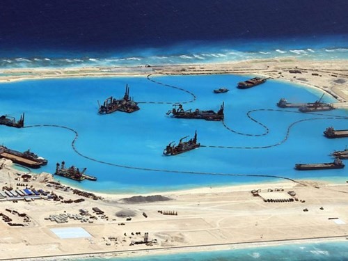 Những hình ảnh chụp từ trên không cho thấy Trung Quốc đang ráo riết cải tạo một bãi ngầm ở Biển Đông thành đảo nổi nhân tạo