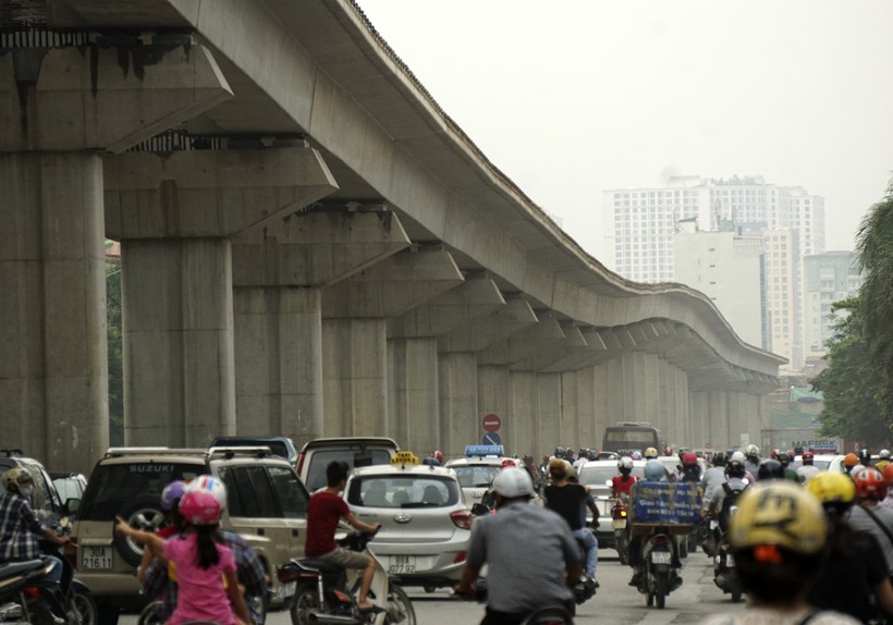 Hiện tượng uốn lượn mấp mô của tuyến đường sắt đô thị Cát Linh - Hà Đông khiến người dân băn khoăn. (Ảnh: Hữu Nghị)