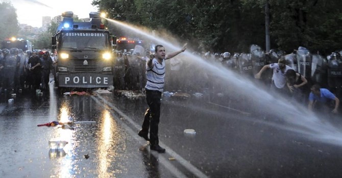 Cảnh sát chống bạo động dùng vòi rồng giải tán người biểu tình ngày 23/6/2015. REUTERS/Narek Aleksanyan