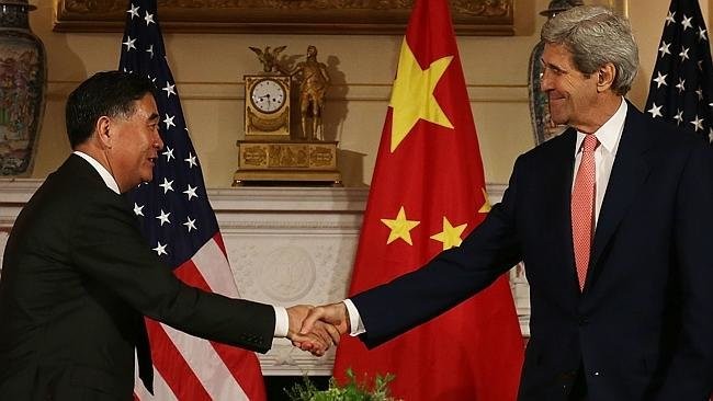 Các nhà chính trị ngoại giao Mỹ - Trung Quốc tuy bắt tay nhau tại Washington nhưng chưa thể giải quyết mọi bát đồng. Ảnh: AFP